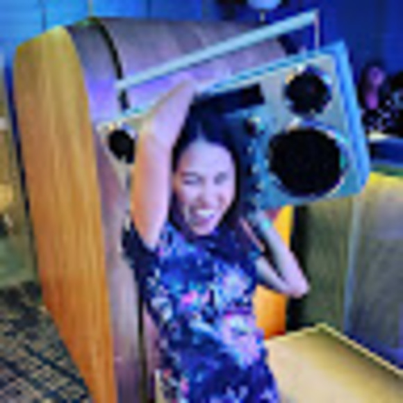 Profile Picture of Angela Bauries (@angelabauries) on Poshmark