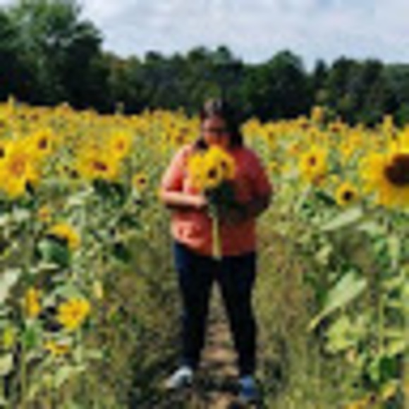 Profile Picture of Naomi Lampke (@nelampke) on Poshmark