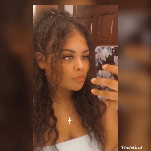 Profile Picture of Ariana Rios (@arianarios865) on Poshmark