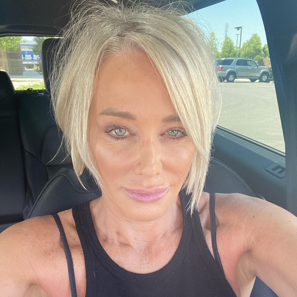 Profile Picture of Leslie Mastrocinque (@lmastrofive) on Poshmark