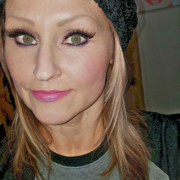 Profile Picture of Dee Donnelly (@ddbdragon) on Poshmark