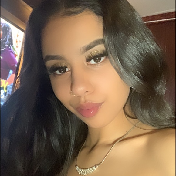 Profile Picture of Mevelyn Rodriguez (@bvddestinpvtt) on Poshmark