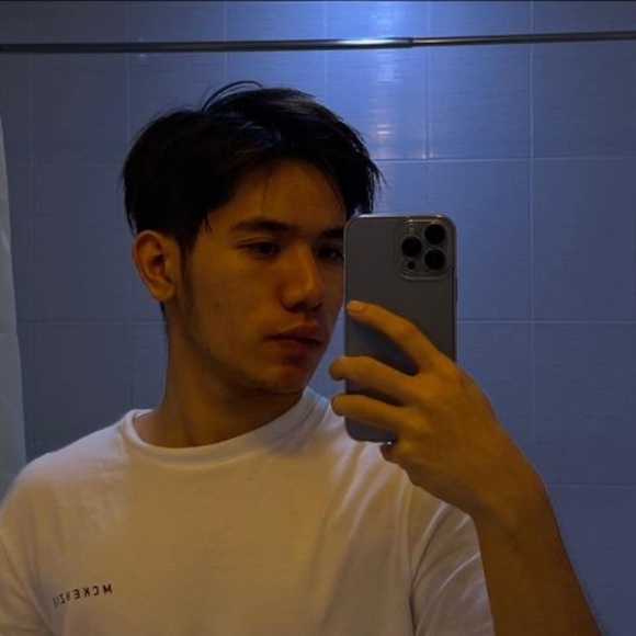 Profile Picture of Leon Leon (@liaon125) on Poshmark