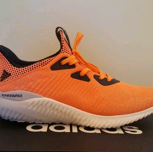 Profile Picture of Sarah Lavinsky (@sarahlavinsky) on Poshmark