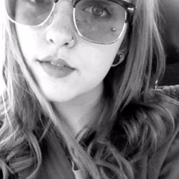 Profile Picture of Emma Deely (@incrediblyemma) on Poshmark