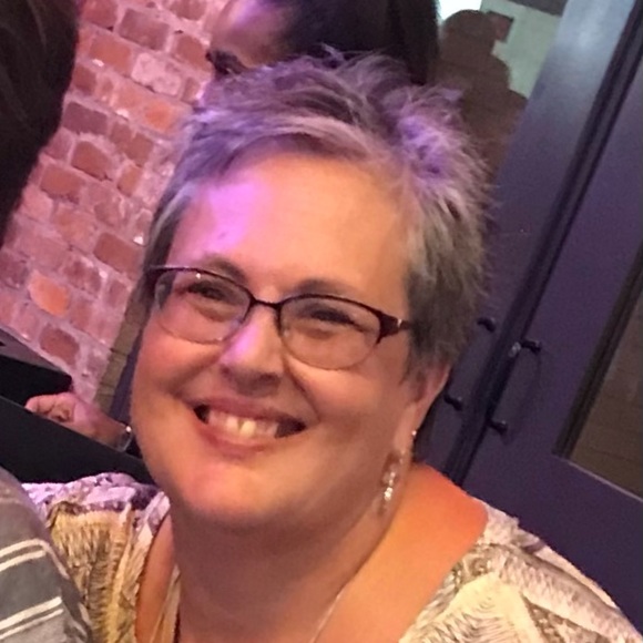 Profile Picture of Lisa Himes (@himeslisa) on Poshmark