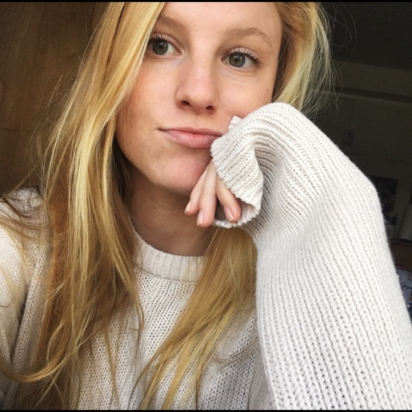 Profile Picture of Haley Viall (@haleyyv23) on Poshmark