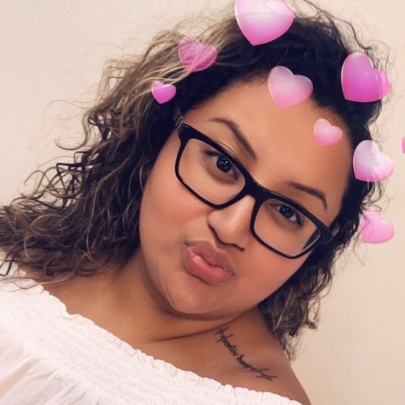 Profile Picture of Daniela Pinon (@dpinon2012) on Poshmark