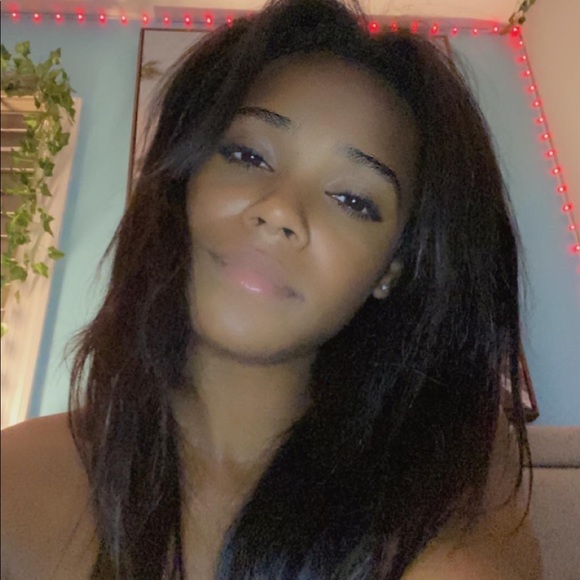 Leilani Pratt - Poshmark Profile Picture of Leilani Pratt (@leilanipratt) on Poshmark