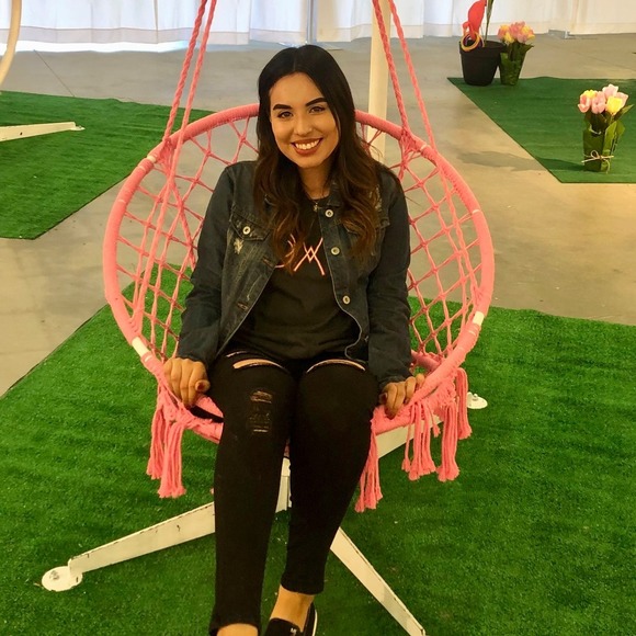 Profile Picture of Stephanie Santacruz (@linda_liz96) on Poshmark