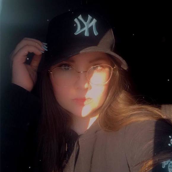 Profile Picture of Maéva Paulhus (@maevapaulhus) on Poshmark