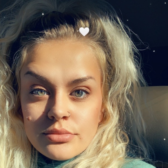 Profile Picture of Samantha Blakey (@samantha_b1994) on Poshmark