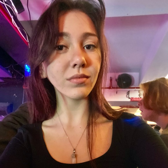 Profile Picture of Lia Vanderjagt (@liavanderj) on Poshmark