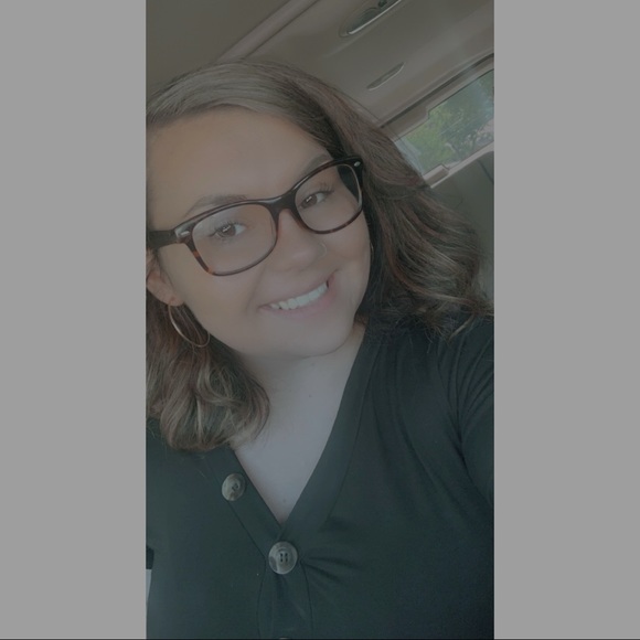 Profile Picture of Danielle Ragan (@danielle_ragan) on Poshmark