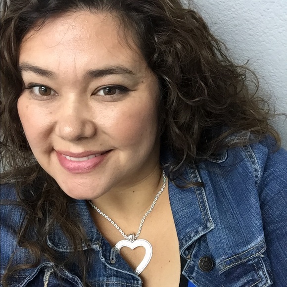 Profile Picture of Iris Cordova (@iencinias) on Poshmark