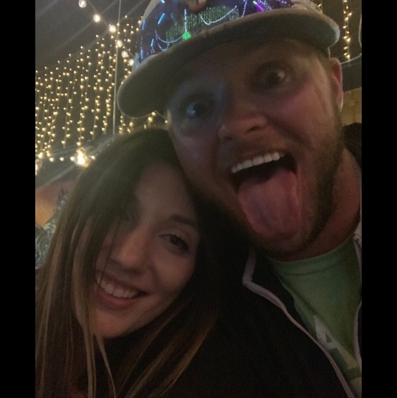 Profile Picture of Taylor Hovland (@taylor_hovland) on Poshmark