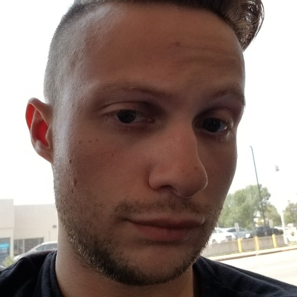 Profile Picture of Matthew Robb (@mrobb3) on Poshmark