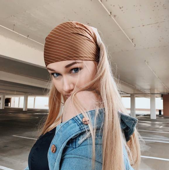 Profile Picture of Jaydee Curtis (@jaydeecurtis) on Poshmark