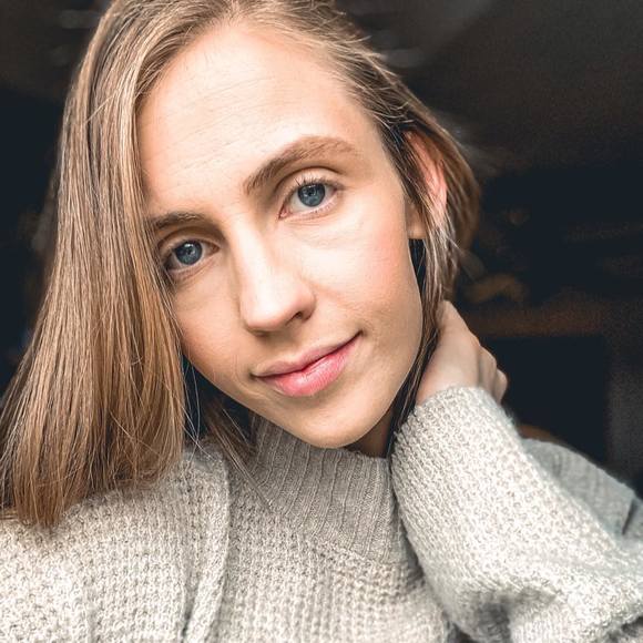 Profile Picture of Elizabeth Schultz (@schultz_15) on Poshmark