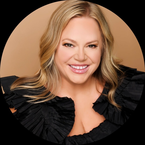 Profile Picture of Stephanie Newstrom (@newst) on Poshmark