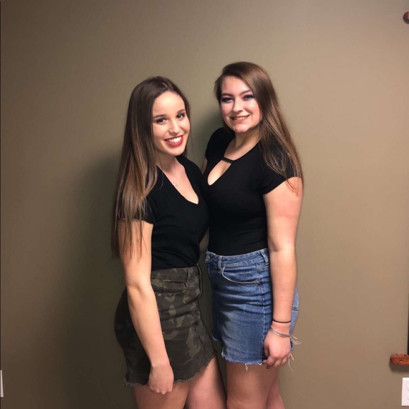 Profile Picture of Sarah Karbach (@sarahkarbach) on Poshmark