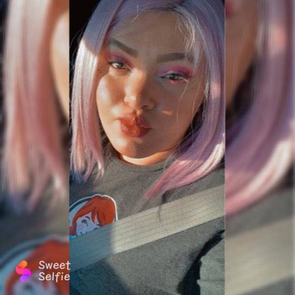 Profile Picture of Elizabeth Velásquez (@elizabethvel190) on Poshmark