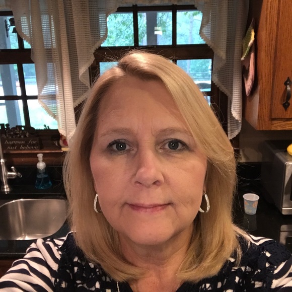 Profile Picture of Lisa Young (@blondehed) on Poshmark