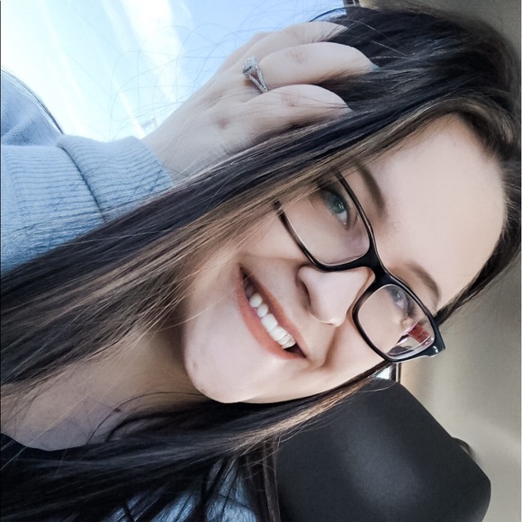 Profile Picture of Kally Hoernemann (@kallyhoernemann) on Poshmark