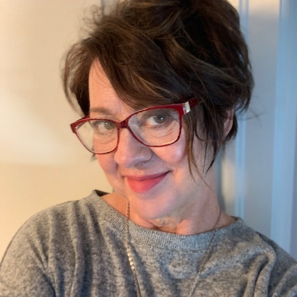 Profile Picture of Lisa Charlong norris (@lisacharlong693) on Poshmark