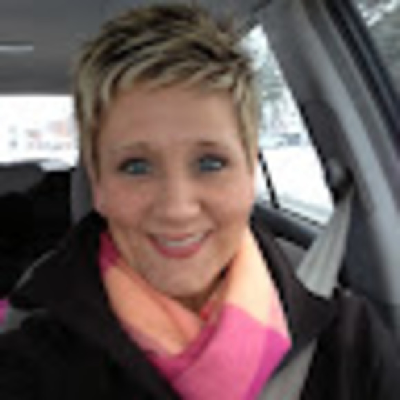 Profile Picture of Paula Towne (@ptemv4) on Poshmark