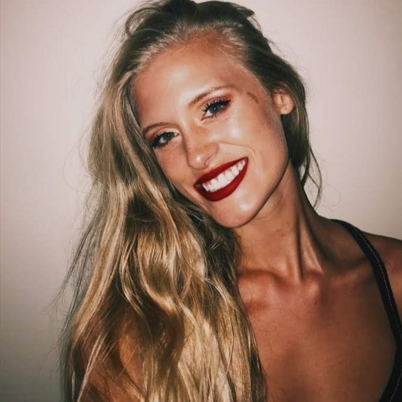 Profile Picture of Audra Larson (@audralarson) on Poshmark