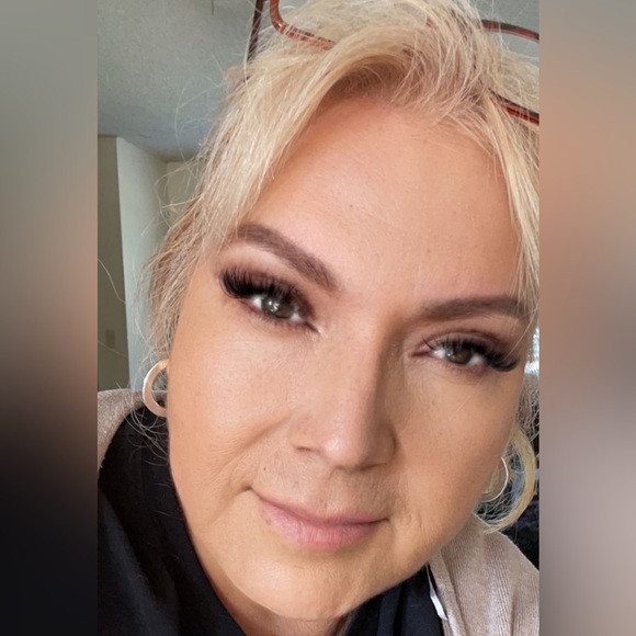 Profile Picture of Eloise Ruelas (@eloisecloset5) on Poshmark