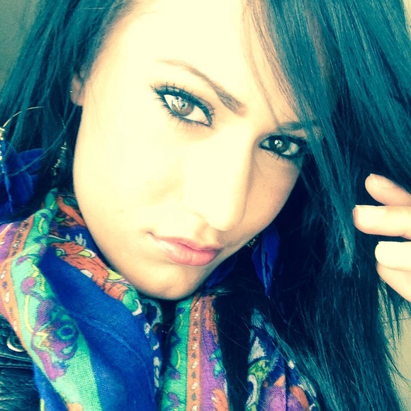 Profile Picture of Melissa Keyes (@melissaaswoorld) on Poshmark