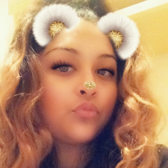 Profile Picture of Vanessa Aguilar (@vanessa_poshmrk) on Poshmark