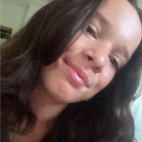 Profile Picture of Allison Canoles (@allisoncanoles) on Poshmark