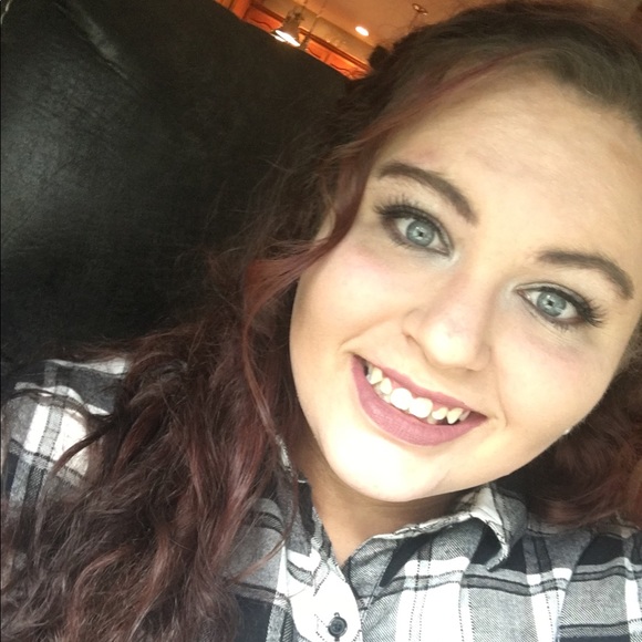 Profile Picture of Kayla Pottmeyer (@kaylapottmeyer) on Poshmark