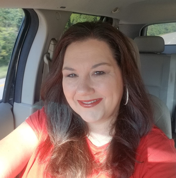 Profile Picture of Kim Jacobs-vest (@kikipalmtree15) on Poshmark