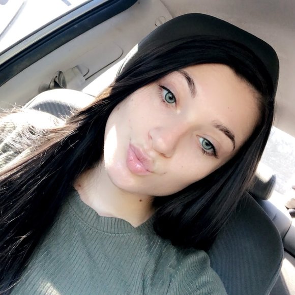 Profile Picture of Kassandra Anderson (@kassandraand576) on Poshmark