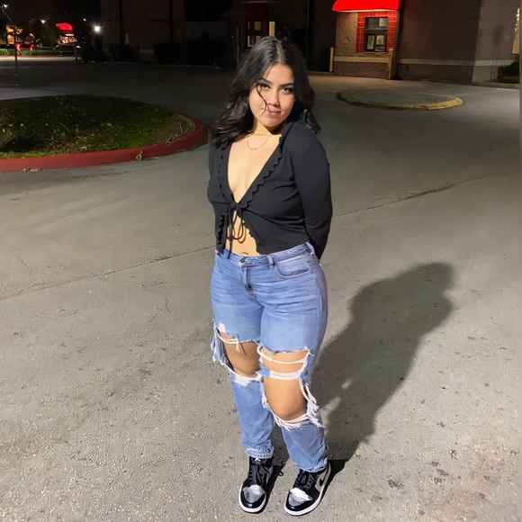 Profile Picture of Leonela Silva (@leonelasilva) on Poshmark