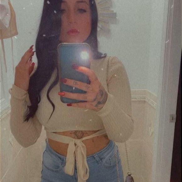 Profile Picture of Alexis Demelo (@demelolex) on Poshmark