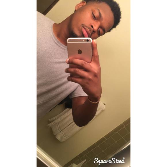 Profile Picture of Devonte Howard (@devonteh712) on Poshmark