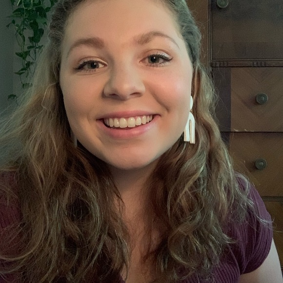 Profile Picture of Mia Ruberton (@mialyn1003) on Poshmark