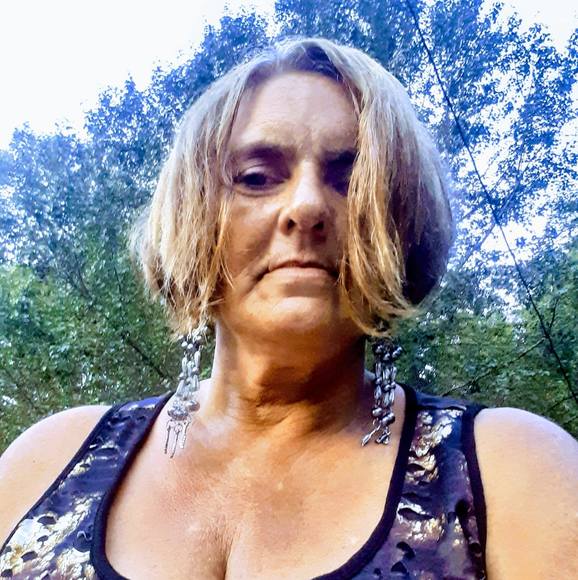 Profile Picture of Cindy Green (@cindygreen158) on Poshmark
