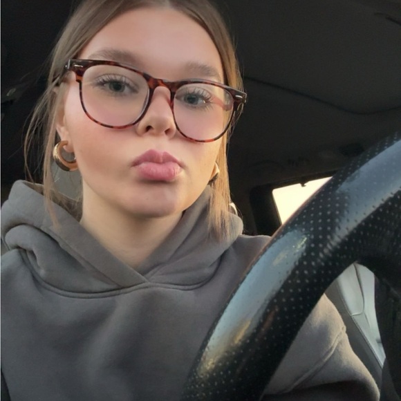 Profile Picture of Emma Wiskowski (@emmawiskowski) on Poshmark