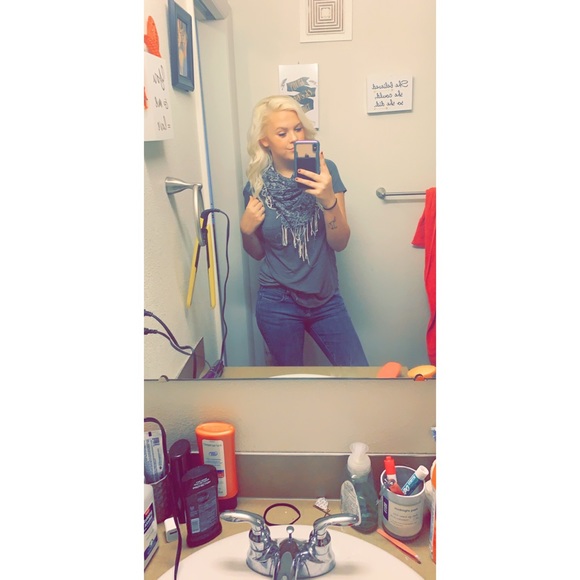 Profile Picture of Shannon Decastro (@shayd220) on Poshmark