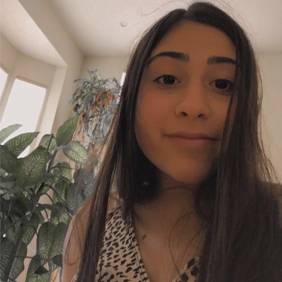 Profile Picture of Victoria Leschinsky (@victoria_lesch) on Poshmark