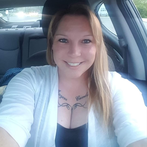 Profile Picture of Jolene Gouthro (@jolenegouthro78) on Poshmark