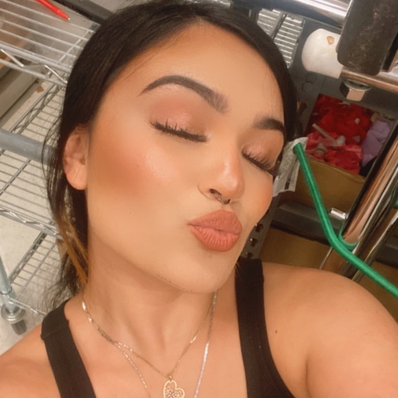 Profile Picture of Bailey Swanson (@baileynicxle) on Poshmark