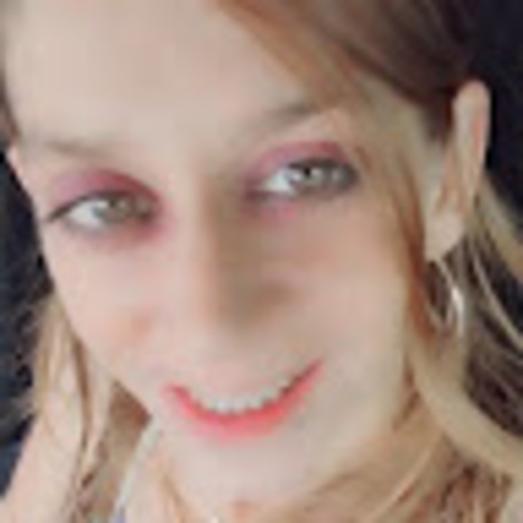 Profile Picture of Mindy Neiderman (@mindyn420) on Poshmark