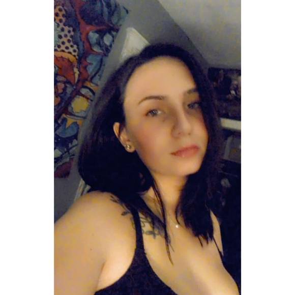 Profile Picture of Gabby Dulong (@grdxo) on Poshmark